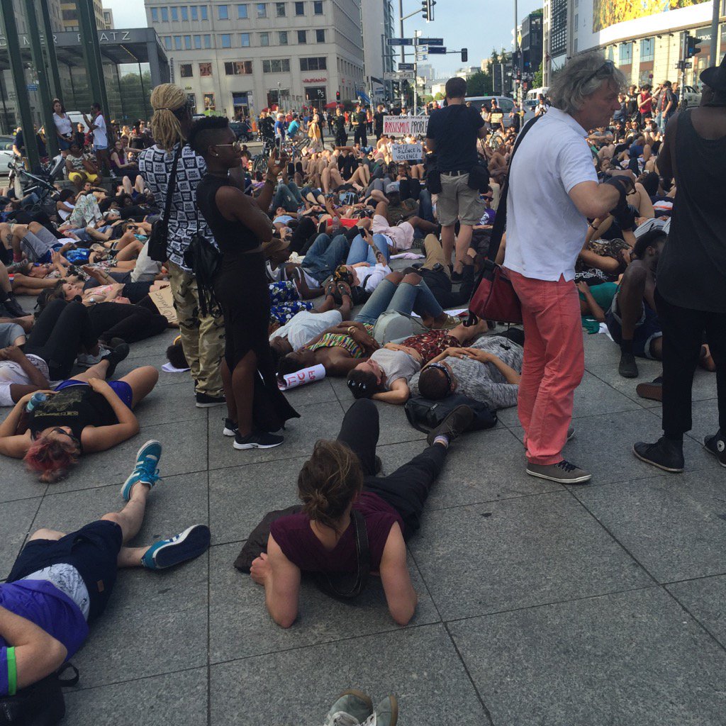 AnnaDushime's tweet photo. Lie-in am Potsdamer Platz, weil vor der US-Botschaft nicht demonstriert werden darf, sagen die Veranstalter. #BLM https://t.co/M3vkD6lN4R