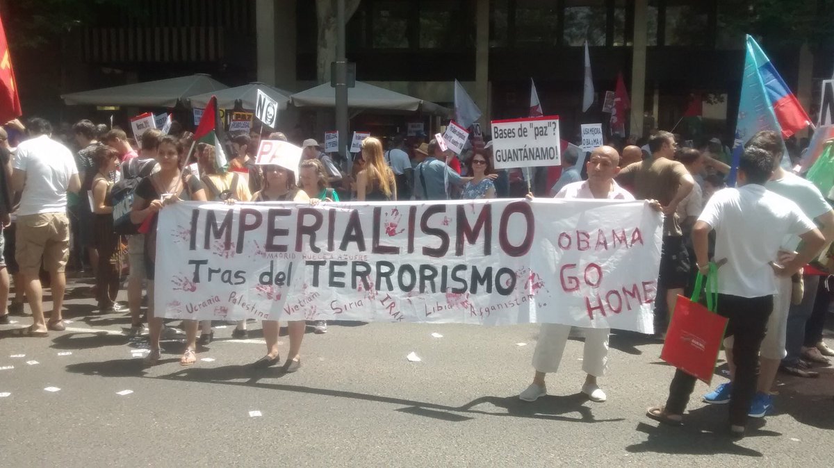 Marchas22M's tweet photo. Con calor y mucha #dignidad gritamos #ObamaGoHome @MadridMarchas22 junto a embajada d EEUU en #Madrid #WeCanStopTTIP https://t.co/XudyRfmrYt