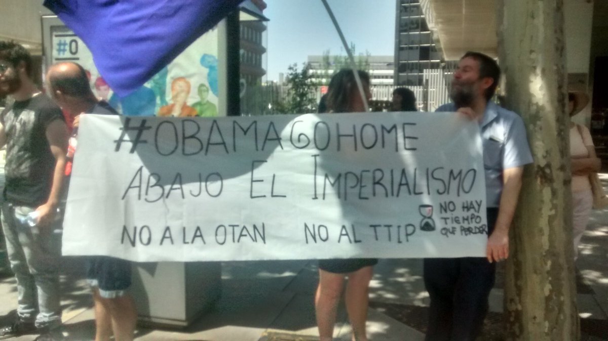 Marchas22M's tweet photo. Con calor y mucha #dignidad gritamos #ObamaGoHome @MadridMarchas22 junto a embajada d EEUU en #Madrid #WeCanStopTTIP https://t.co/XudyRfmrYt