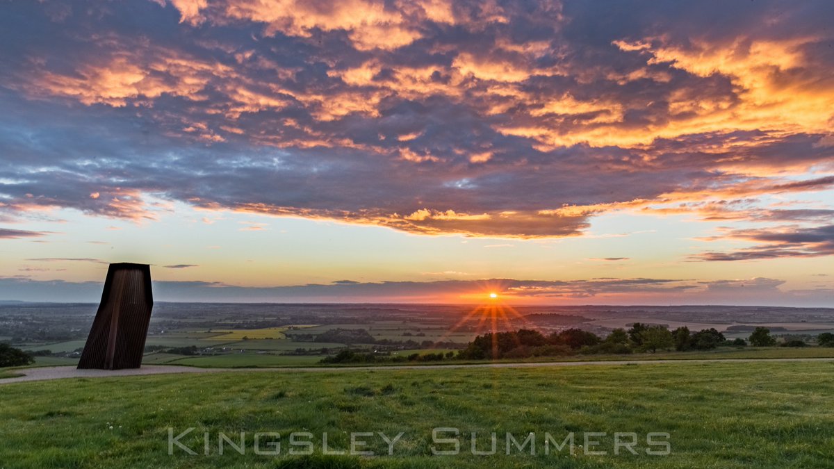 Kukumediamk's tweet photo. As the sun slips away - #dunstabledowns UK @DunstableDwnsNT @East_England_NT @StormHour @ThePhotoHour #Downsphoto https://t.co/3OKfCE2Luc