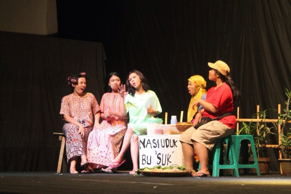 12 Mei 2016: Pementasan "Dukun-Dukunan" dalam rangka Festival Drama Pelajar Nasional 2016 di Semarang.