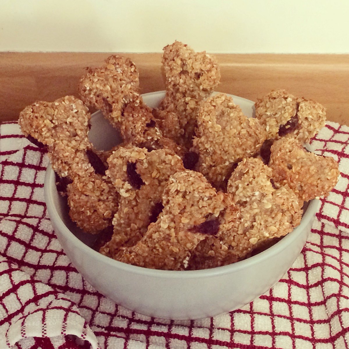 CatInMyKitchen's tweet photo. Homemade dog treats
#dogtreats #dogs #dogfood #dogbiscuits #cherries #family #baking #homebaking #homemade #food https://t.co/mrLapwRQpT