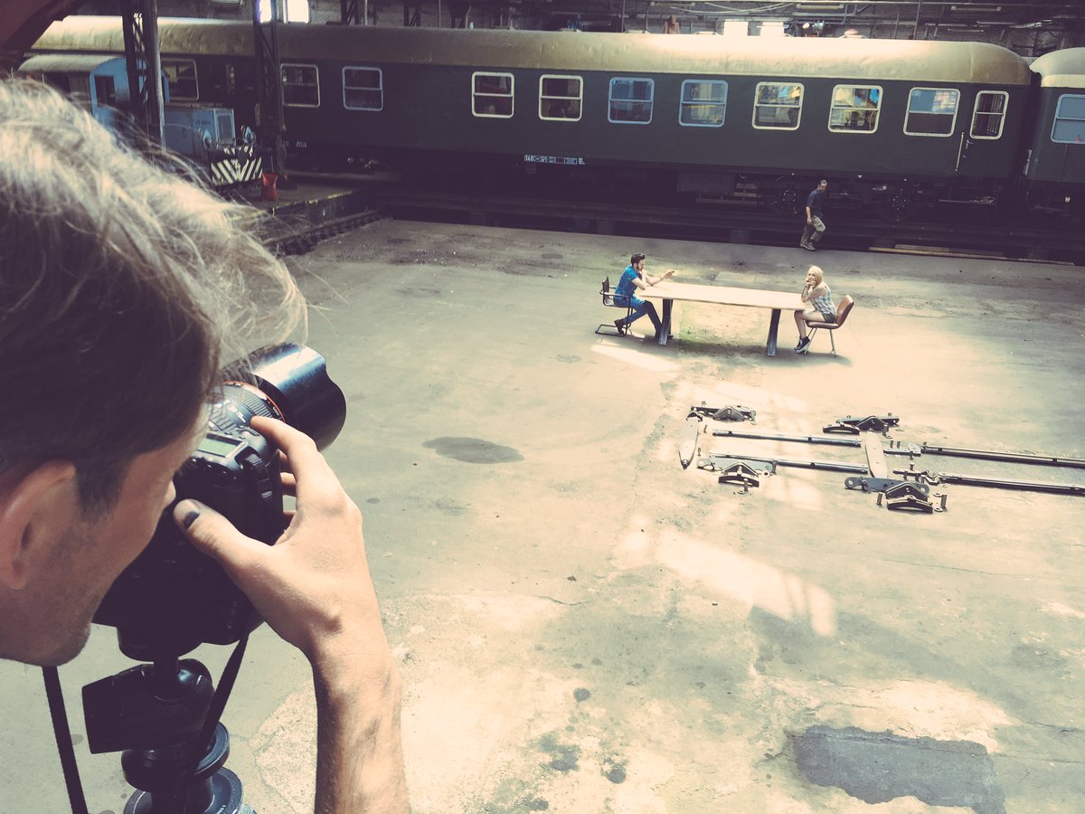 Tischfabrik24's tweet photo. Der Jäger und seine Beute @vkloubert https://t.co/gEhCPUmmxj