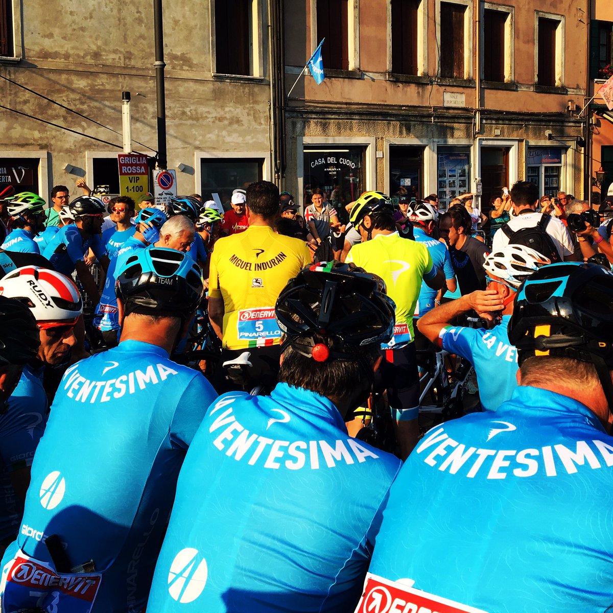 Camicioli's tweet photo. In partenza a ruota del mito Indurain poi... perso di vista 😂#Pinarello #Ventesima Alla fine percorso completato 🚵🏼 https://t.co/07p6iRLxnQ