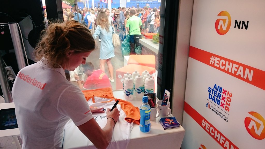 Amsterdam2016's tweet photo. Na haar zesde plek van gisteren, is @FemkePluim nu druk met handtekeningen uitdelen. #ECHfan #ECH2016 https://t.co/BqwJjFVe8o