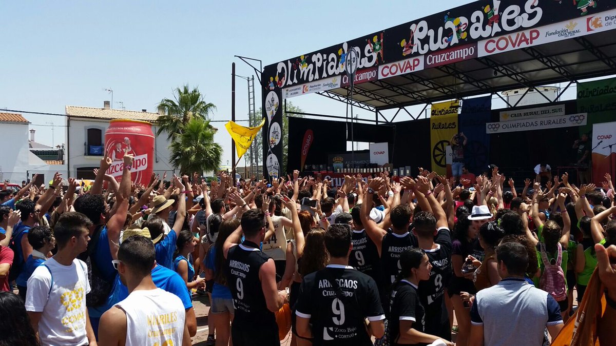Otro plano de la entrega de premios de las #OlimpiadasRurales2016 con una gigantesca <a href="/Cruzcampo/">Cruzcampo #ConMuchoAcento</a> entre los atletas.