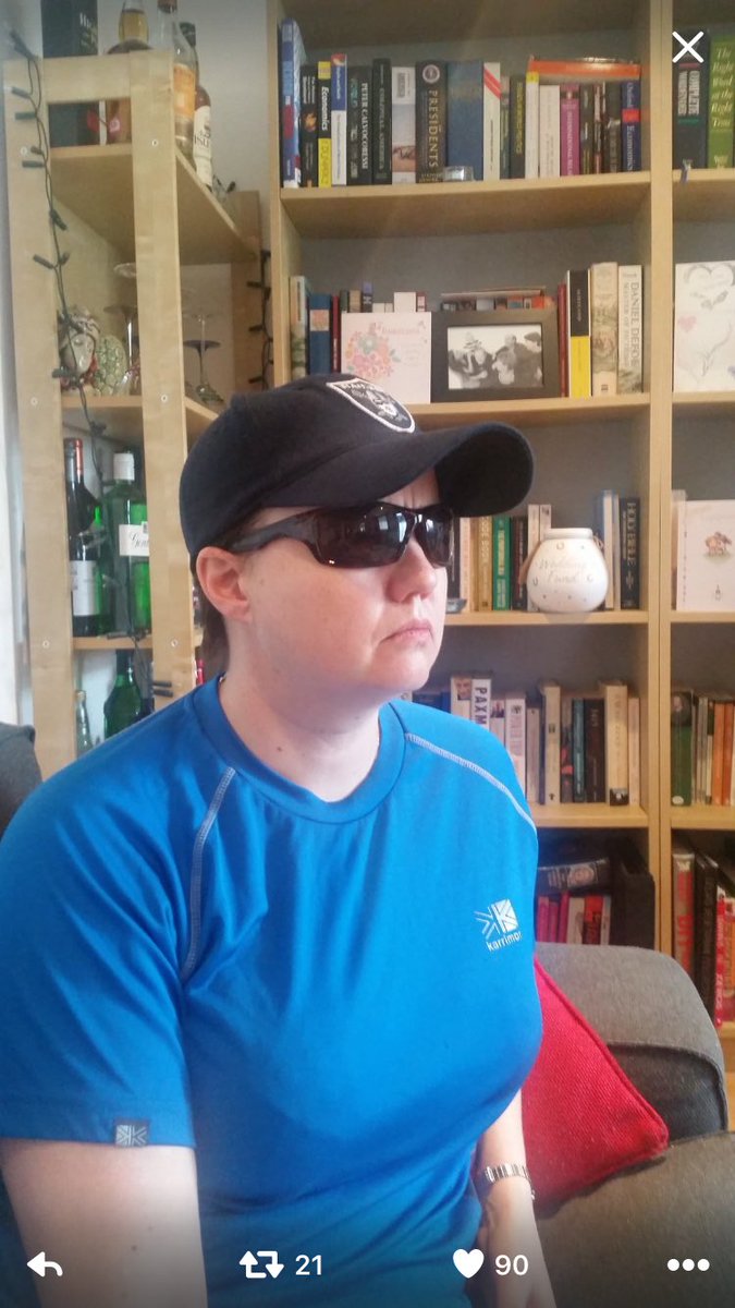 DavieHutchison's tweet image. Ruth Davidson doing good #LendlFace and showing the book collection #economicsfordummies