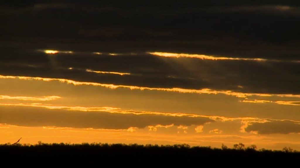 fifi3chui_'s tweet photo. Sun streaming through the clouds .. #SafariLive #sun #clouds #180view @WildEarth https://t.co/BBGaMdyhQv