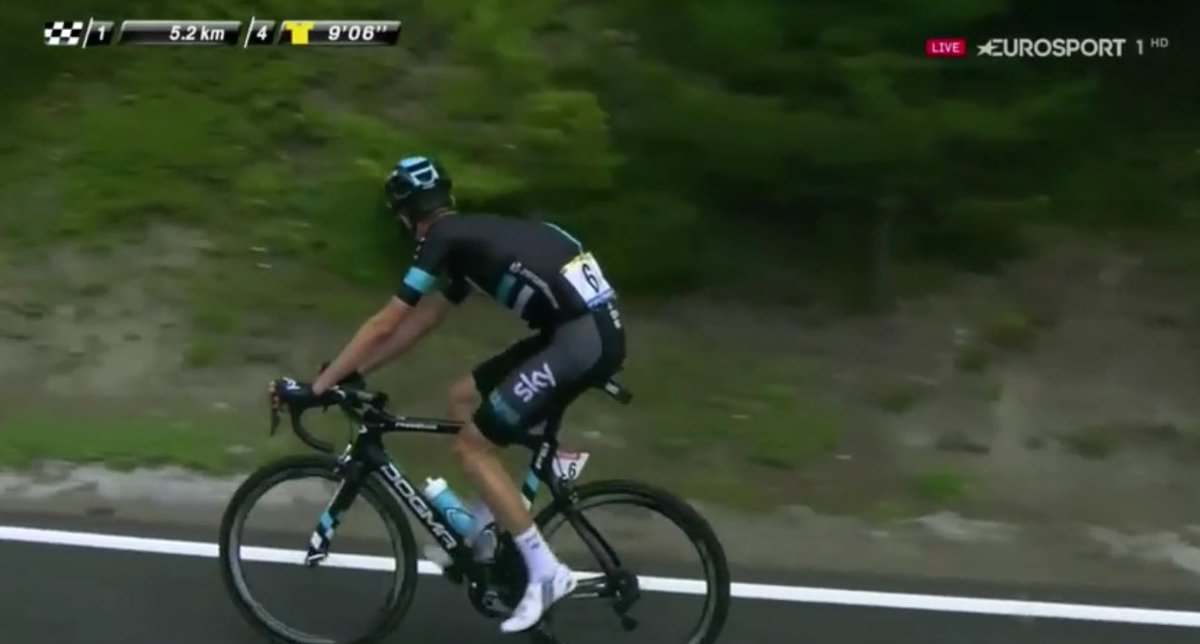 CiclismoInter's tweet photo. #TDF2016 Cede Wout Poels (Sky) y tira Mikel Nieve en el pelotón. Diluvio durante la subida. Graniza en meta. https://t.co/8afjbeDJOK