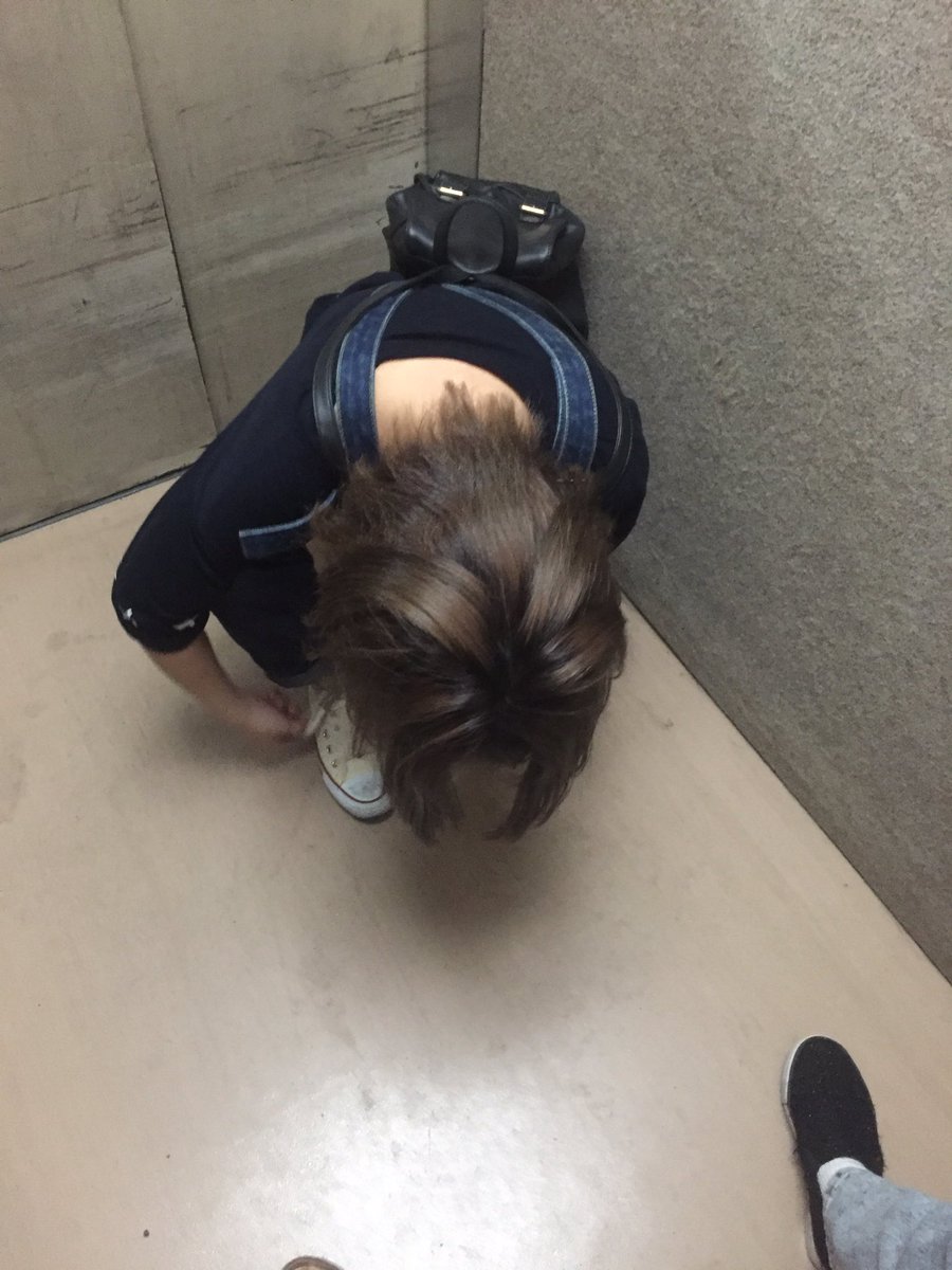 ____mayuuuu's tweet photo. えりか靴はけてない笑 https://t.co/0OjKQQE77P