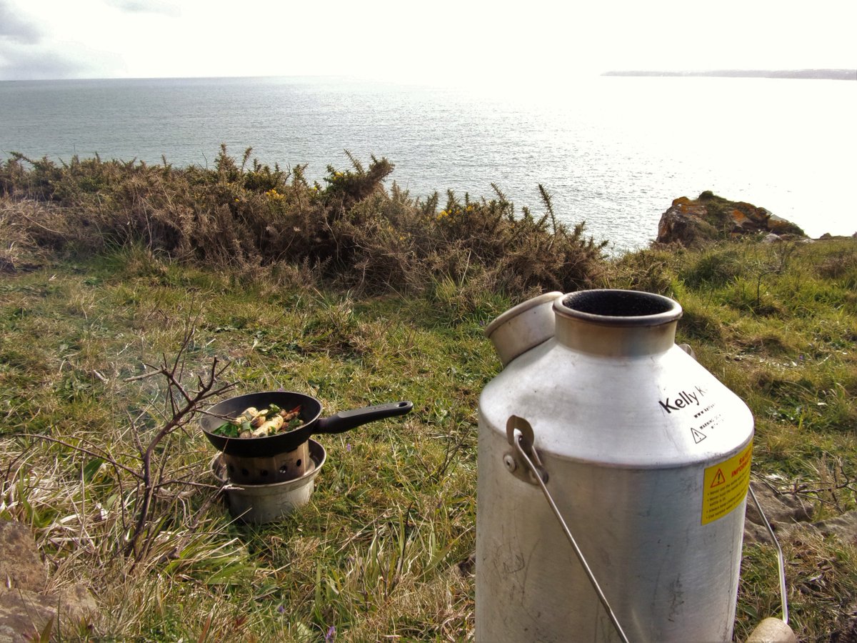 Clifftop cook up 
#TheLizard #kellykettle #tastesbetteroutdoors