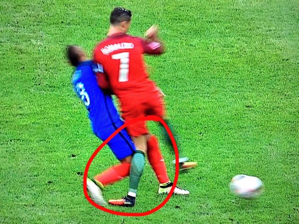 robertlinares_v's tweet photo. El momento más triste de la #Euro2016 #Cristiano. https://t.co/qVrtZnpN2W