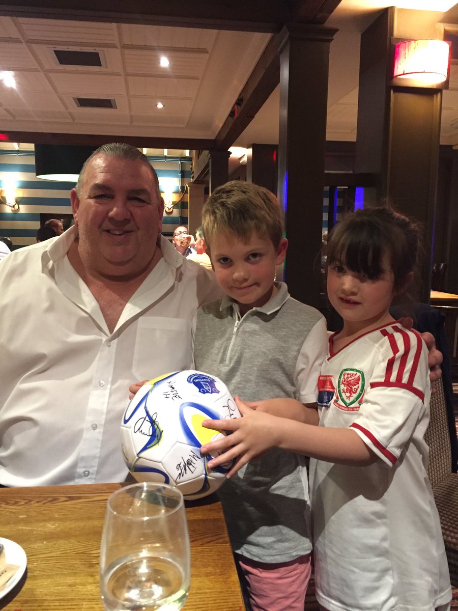 @Mumofgymnast <a href="/NevilleSouthall/">Neville Southall</a> @IAN_EFC_35_1995