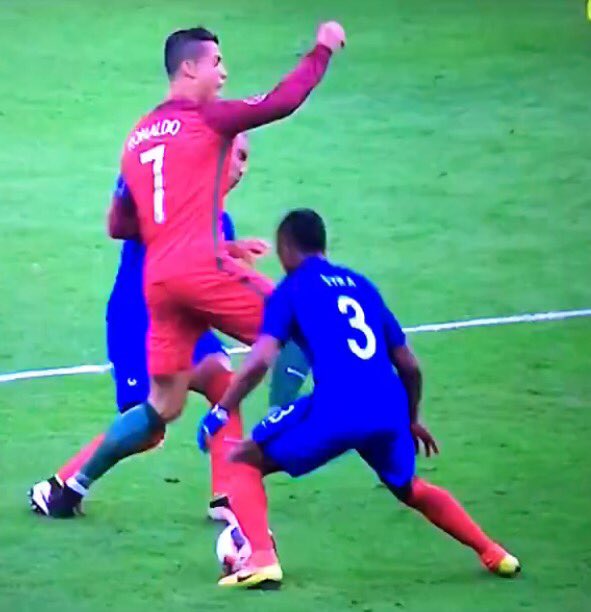 tomgoom's tweet photo. From whatever angle you look at it, it isn't pretty for Ronaldo. Valgus strain on left knee, MCL &amp; meniscus at risk https://t.co/tJJqt7dNFE