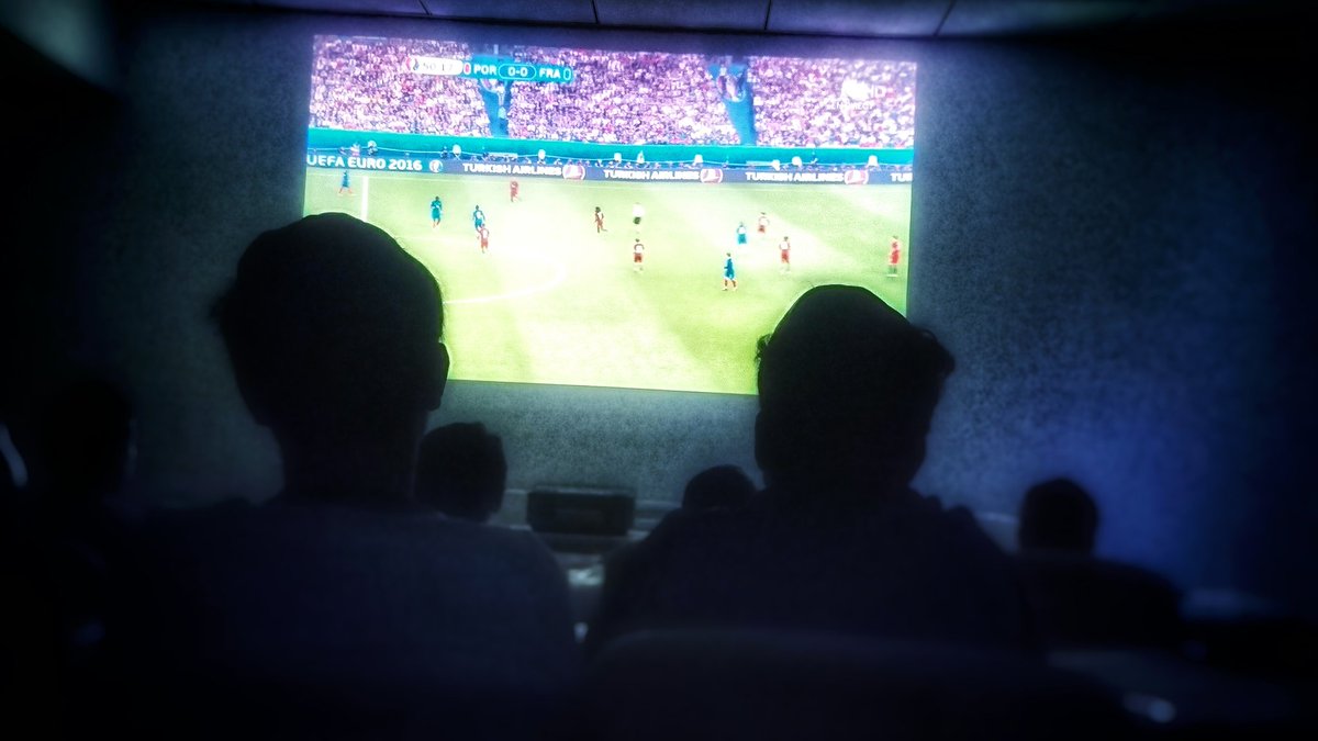jimmybensoussan's tweet photo. #Euro2016Final sur écran géant avec la location d'un videoproj #Screeneo de @PhilipsFrance via @sharinplace https://t.co/KSWVmMwLav