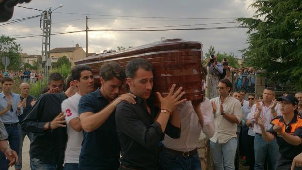 portaltaurino's tweet photo. Sepúlveda manifestación de dolor en capilla ardiente de @BarrioVictor Mañana 11 h funeral en San Bartolomé foto ABC https://t.co/gQcSqeA2OR