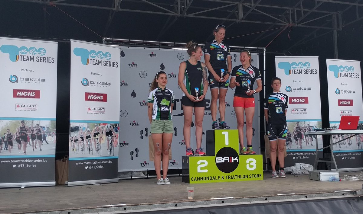 Podium dames #T3Series Vilvoorde met <a href="/K_Verstuyft/">Katrien Verstuyft</a> <a href="/ChalotteXedge/">Charlotte Jamie D</a> <a href="/SVandeVel/">Sara Van de Vel</a> @inecouckuyt @heidiveramme