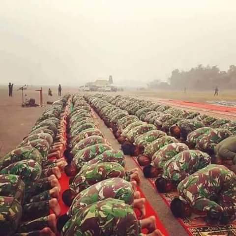 SM_Jobayar's tweet photo. This is @Bangladesh #ARMY. They are praying. I am proud them &amp; my country.
@banglanews24com https://t.co/LCigGVjsUo
