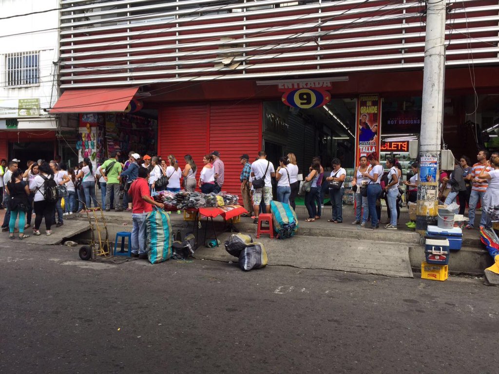 TachiraFuerte's tweet photo. #FRONTERA
En menos de 2 horas, más de 30.000 tachirenses cruzan masivamente hacia Colombia a comprar comida. #10Jul https://t.co/fJyBdG5979