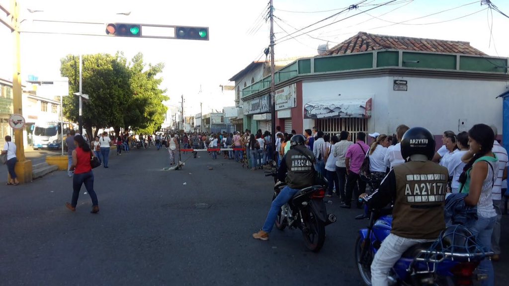 TachiraFuerte's tweet photo. #FRONTERA
En menos de 2 horas, más de 30.000 tachirenses cruzan masivamente hacia Colombia a comprar comida. #10Jul https://t.co/fJyBdG5979
