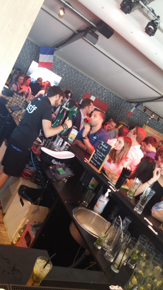 On encourage l'<a href="/equipedefrance/">Equipe de France ⭐⭐</a> à la #fanzoneparis 100% cashless Le Carls <a href="/carlsberg/">Carlsberg</a> ! #AllezLesBleus #Euro2016Final