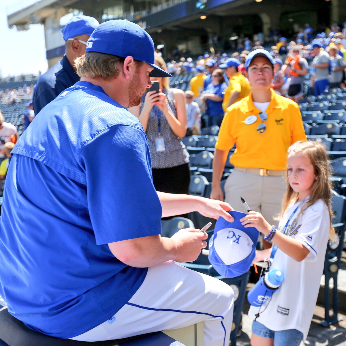 Royals's tweet photo. Getting those autographs from @BrooksPounders and @cheslorcuthbert! 👌#SignatureSundays https://t.co/ym2uALDNjI