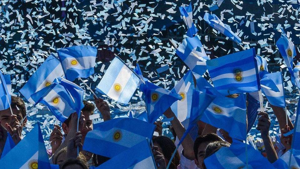 LANACION's tweet photo. Postales del Bicentenario: las luces de los monumentos en el mundo y el festejo de Antonia https://t.co/GuIoVCN1dH https://t.co/rxmauL64Qf