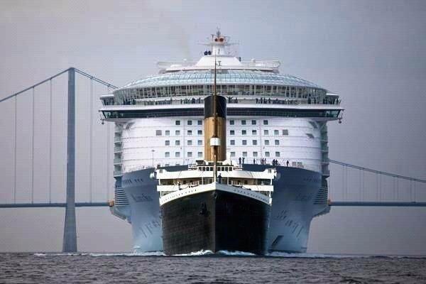 EresInteligente's tweet photo. El diminuto tamaño del Titanic frente a un supercrucero actual "Oasis of the seas". https://t.co/ogARVAfNXq