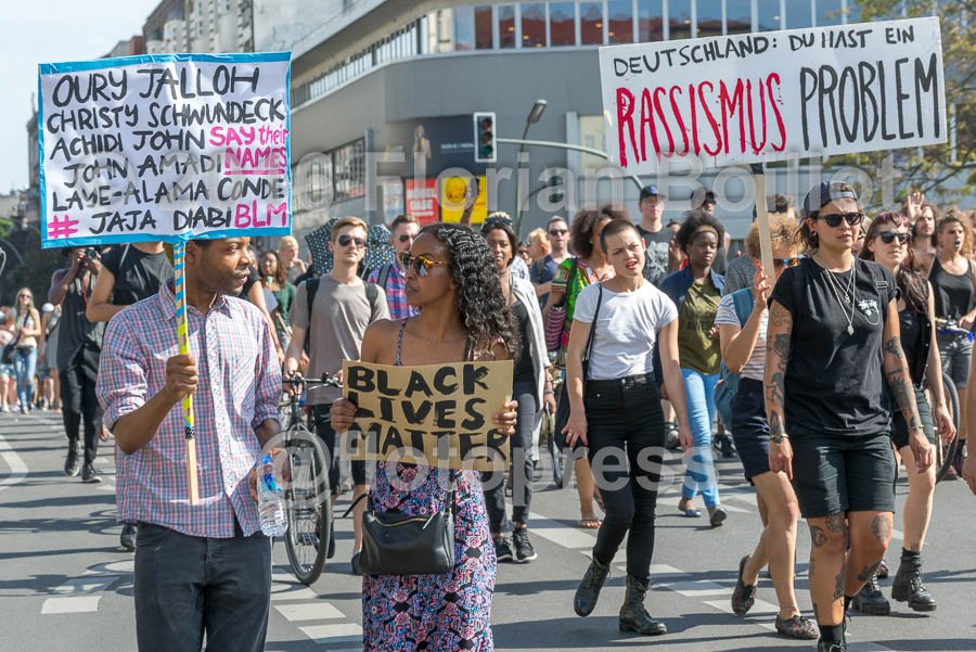 Über 1000 demonstrieren in #Berlin gegen rassistische #Polizeigewalt in die USA
#BlackLivesMatter
#SayTheirNames