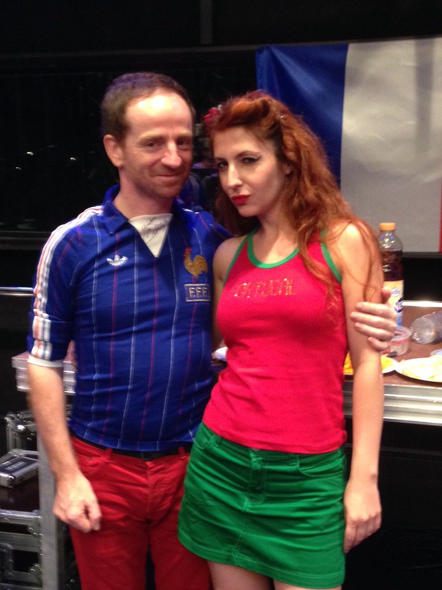 Les belles couleurs de cette finale de l'#EURO dans notre studio ! #FRAPOR