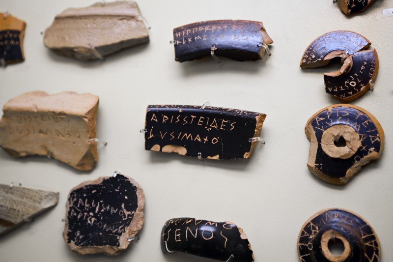 VeraCausa9's tweet photo. Ostracism Voting Potsherds [ostrakon] used in 5th c. BC by Athenian People's Assembly [ekklesia] to exile demagogues https://t.co/km7Ssk6PMz