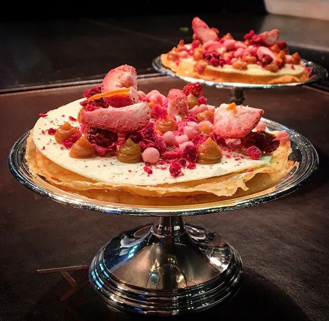 Tarta fina de frutos rojos fosilizados con chantillí de mantequilla a la vainilla, caramelo, naranja y rosas😍 #ABaC
