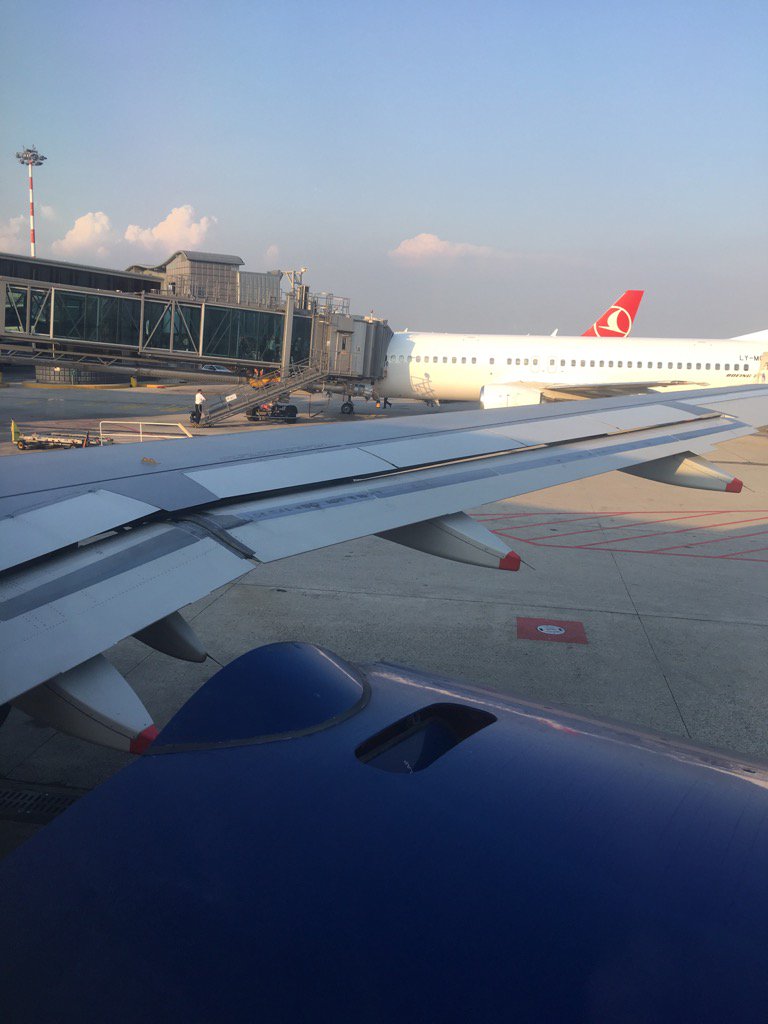 stuartsw4's tweet photo. @britishairways ba567 delayed by an hour at chaotic Milan malpensa airport. Shame flight out was delayed too. https://t.co/b7zTfyoOji