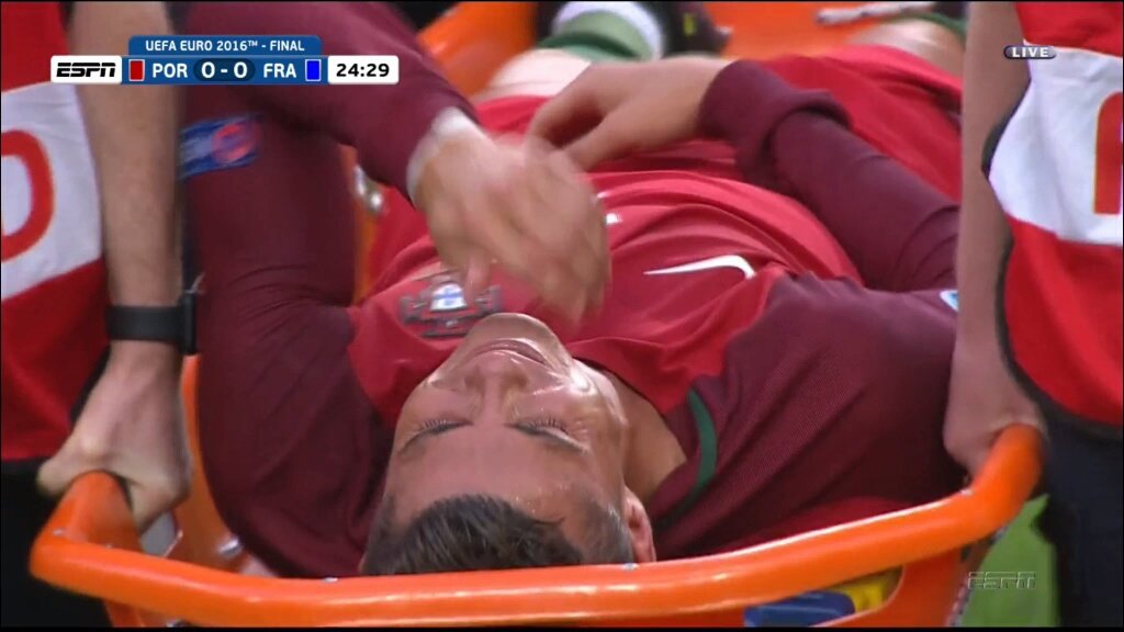 CRtheKing's tweet photo. Cristiano is the LAST person in the whole fucking world who deserves this 💔 https://t.co/vzVcsUork3