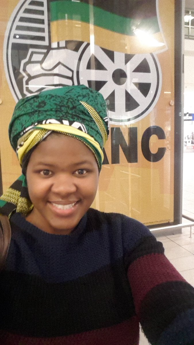 NoncebaMhlauli's tweet photo. Arriving at Cape Town International and seeing the ANC 🔥🔥🔥😭😭😭❤ https://t.co/BdkByGUY8N