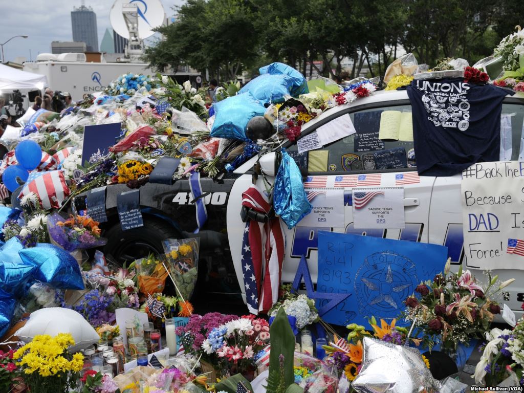 iTruck_NEWS's tweet photo. In Photos: Memorial to Dallas Police Officers https://t.co/Vrw9p3A6rU https://t.co/Lacz3uzgM9