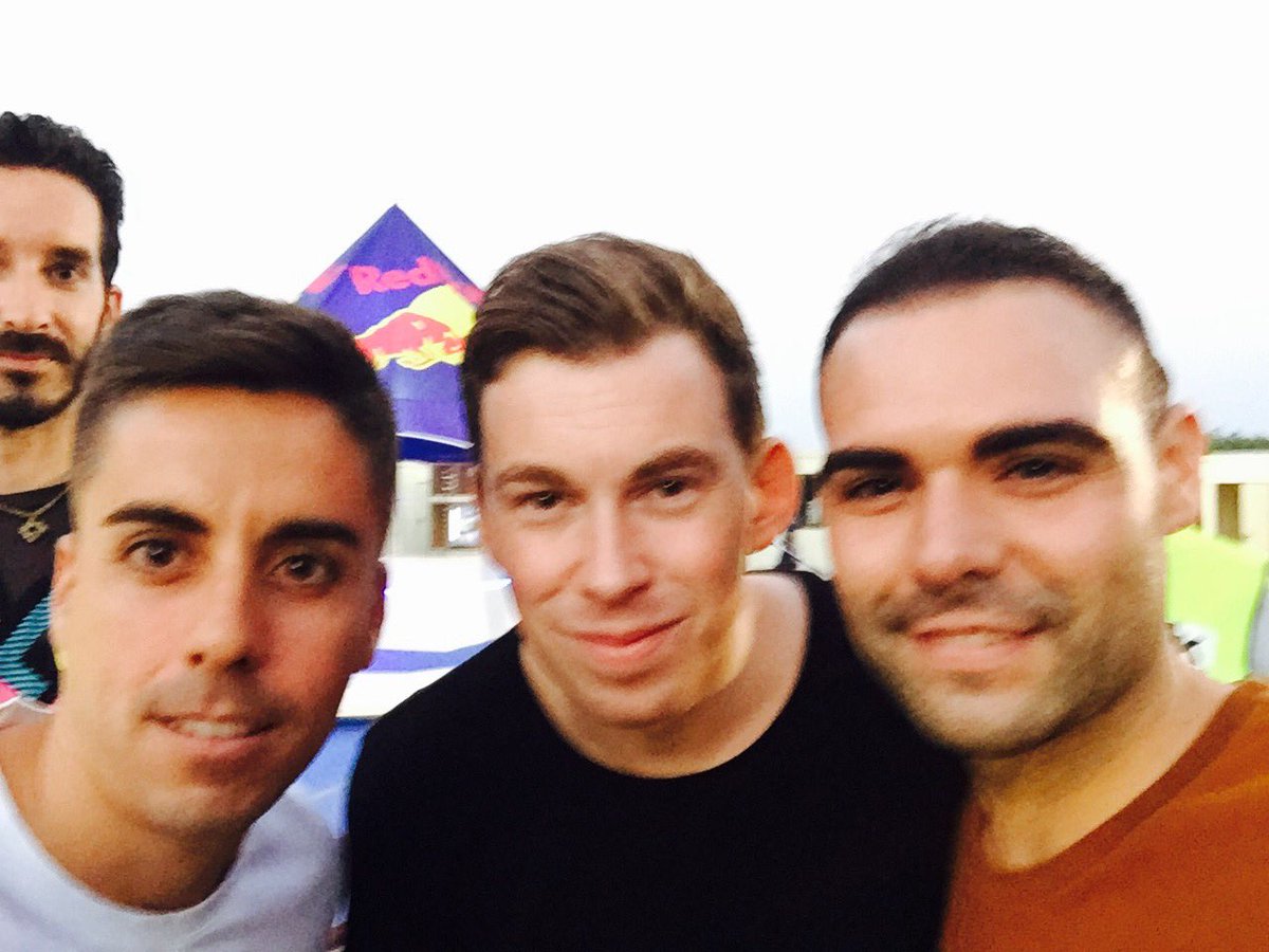 VicAndMikeDjs's tweet photo. Un placer haber compartido cartel con el 2 del mundo en este @weekendbeachfes!Gracias @HARDWELL! #Weekendbeach2016 https://t.co/5zeiLJbgiw