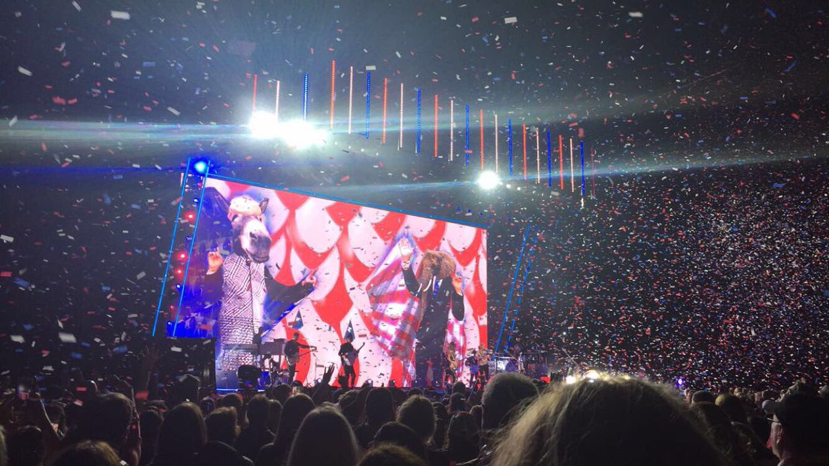 allyccarey's tweet photo. Finally got to hear my favorite song #travelinsoldier live, I can die happy ! #dcxportland #DCXMMXVI @1NatalieMaines https://t.co/nEI9UfIB6S