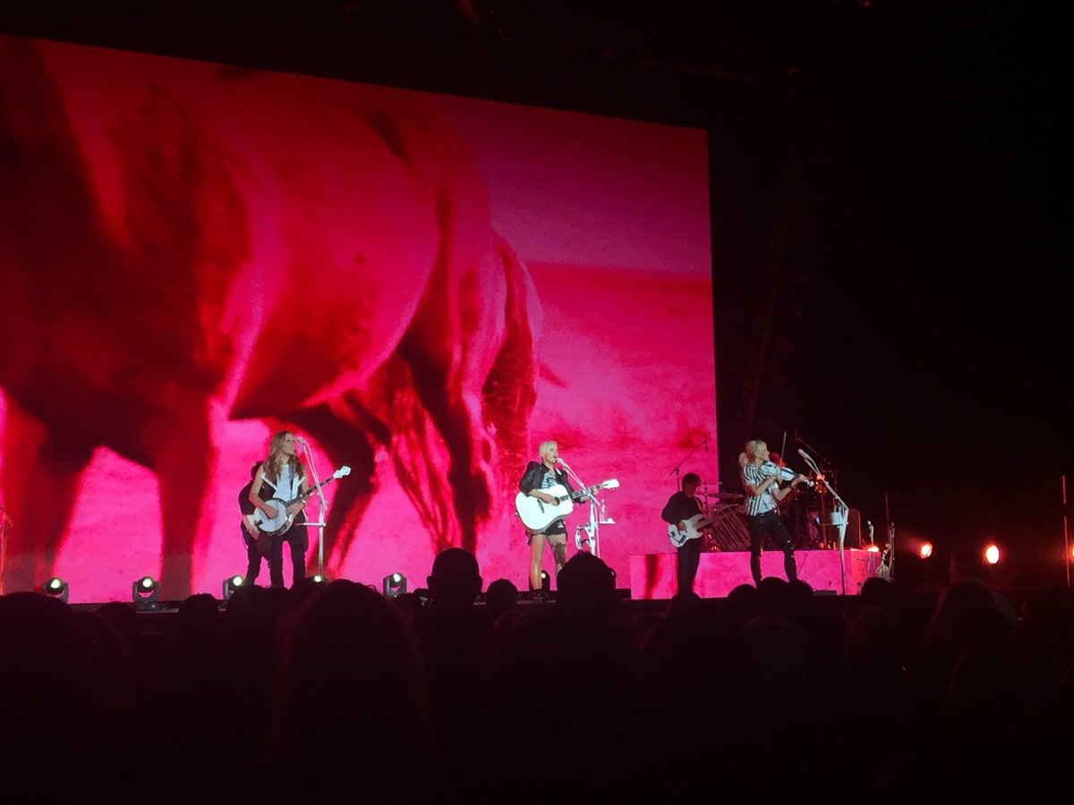 allyccarey's tweet photo. Finally got to hear my favorite song #travelinsoldier live, I can die happy ! #dcxportland #DCXMMXVI @1NatalieMaines https://t.co/nEI9UfIB6S