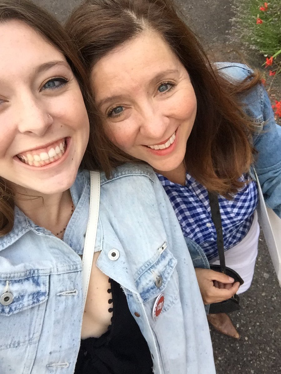 allyccarey's tweet photo. Finally got to hear my favorite song #travelinsoldier live, I can die happy ! #dcxportland #DCXMMXVI @1NatalieMaines https://t.co/nEI9UfIB6S