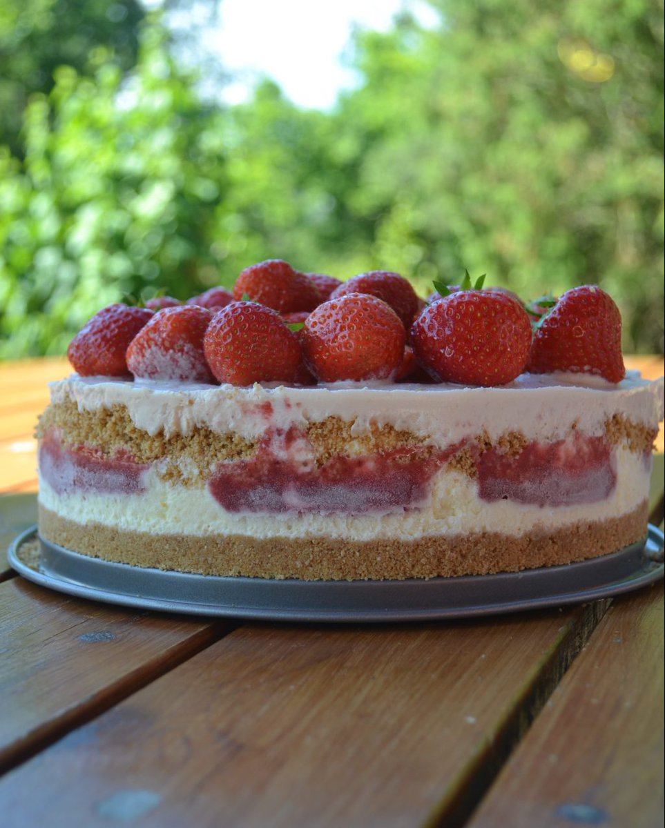 Frusen jordgubbscheesecake tartapatarta.annikaforsell.se/2016/07/10/fru…