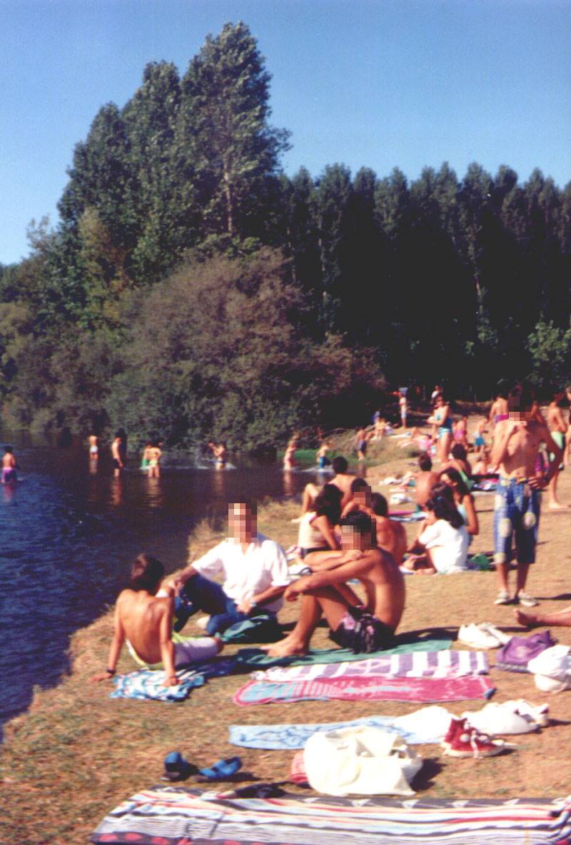 villabrazaro's tweet photo. Cuantos bañistas había en 1992 en la "playa" en río Órbigo #Vecilla, actualmente desaparecida #Villabrázaro #Zamora https://t.co/5GoLRbNLQX