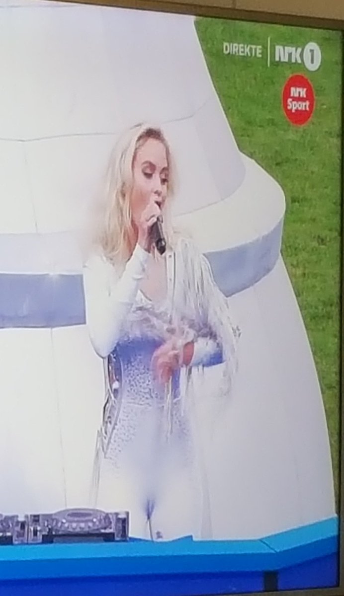 chrboe's tweet photo. Zara Larsson avslører nyvinning på svensk skidress, fjær og rysjer. @PetterNorthug1 må kaste seg i syinga? #VMski https://t.co/G5uf5KlgP8