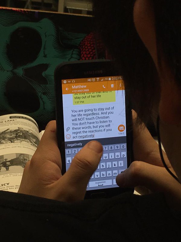 twins_n_wins's tweet photo. "so the kid in front of me was arguing over text so i decided to join in" 😂😂💀 https://t.co/C5mjXPrEyz