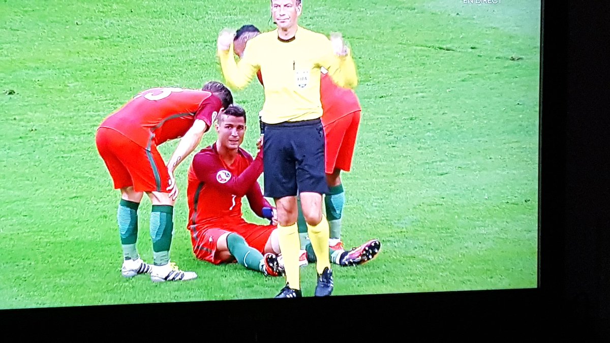 ArnaudMouillard's tweet photo. Triste pour Ronaldo :-( 
#FRAPOR #Euro2016 https://t.co/Sz5rulzZ49