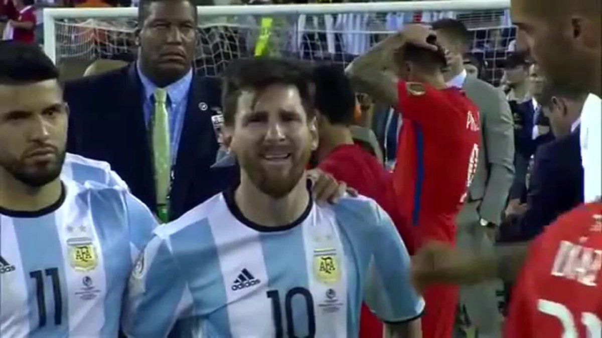 Bolanet's tweet photo. #LiveBolanet Wanita berlinang air mata itu biasa. Pria menangis? Hanya karena sepakbola tentunya.

Hero tears. https://t.co/4A531Qkzun