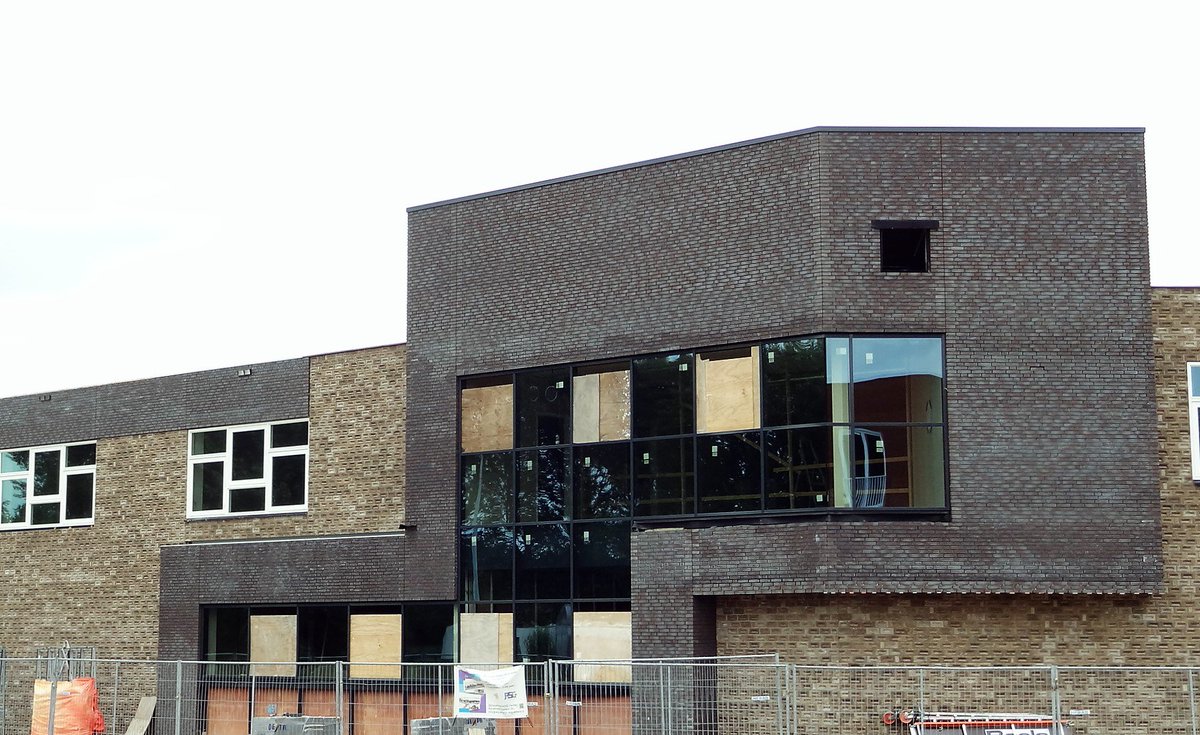 Mooie foto van het dakterras en mediaruimte! Binnenkort komen er weer foto's van de binnenkant! <a href="/ASGalmere/">AlmeerseScholenGroep</a>