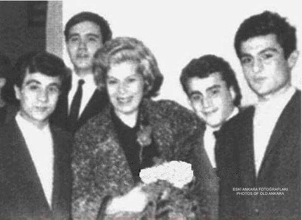 koy_enstitusu's tweet photo. En arka solda İlber Ortaylı ve en sağda Kenan Işık , Ankara Atatürk Lisesi'nde öğrenciyken. https://t.co/P2xTJ5BcJK