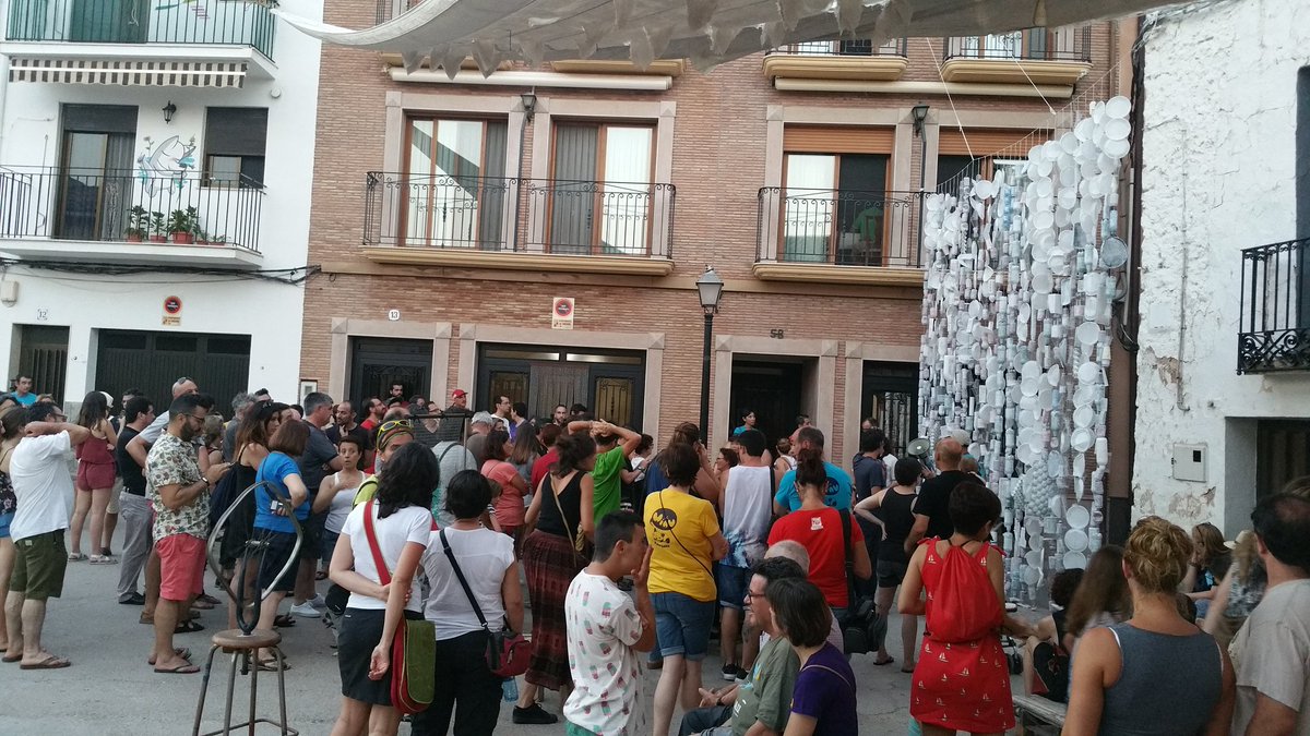 YolandaRodVal's tweet photo. Objetos con sentido,residuos con nueva vida, la cortina urbana @basurama @MIAUFANZARA.Pequeños gestos cambian cosas https://t.co/0uvU65zbPu