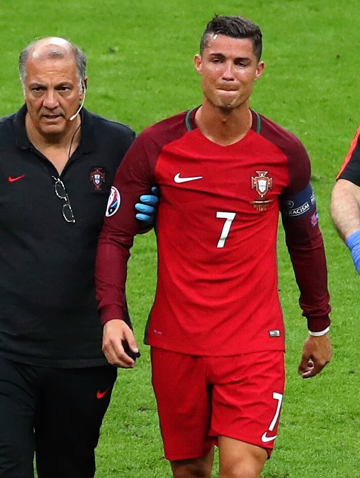 Ronaldo..göz yaşları yediği darbenin acısından değil, ülkesine,formasına ve futbola olan sevgisinden.
#euro2016final